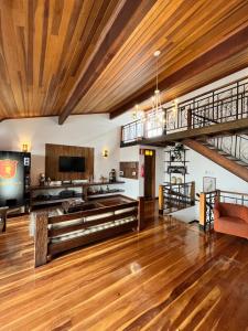 a living room with wooden floors and a wooden ceiling at Pousada Vila do Imperador in Diamantina