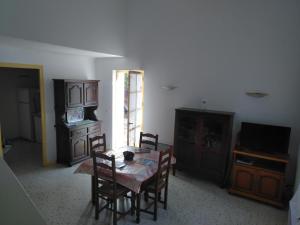 a dining room with a table and chairs and a television at Le gîte de brenon g518 in Brenon