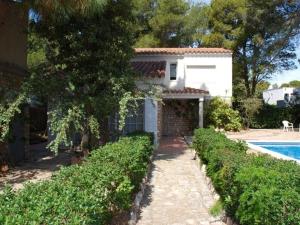 ein Haus mit einem Swimmingpool davor in der Unterkunft Casa Bellissima in Calafat
