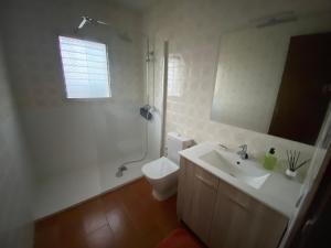 y baño con aseo, lavabo y ducha. en Villa Fortuna, en Alcanar