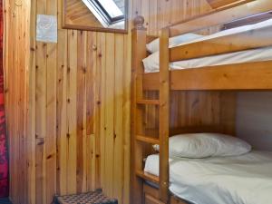 Tigh Na Caoiraich في Tomdoun: غرفة نوم مع سريرين بطابقين في كابينة