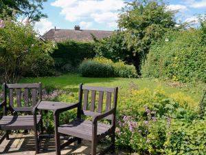 two benches and a table in a garden at Hanson Avenue in Honington