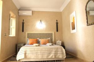 Ένα ή περισσότερα κρεβάτια σε δωμάτιο στο RIAD TAZZORI