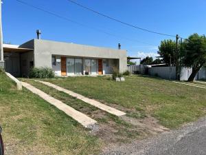 una casa sentada al lado de una calle en Fincas del Real en Colonia del Sacramento