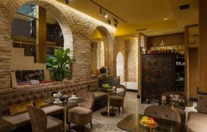 a restaurant with a bar with tables and chairs at Madama Garden Retreat in Venice