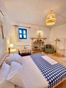 Un pat sau paturi într-o cameră la Beautiful tiny stone house in Datca