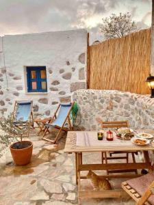 O zonă de relaxare la Beautiful tiny stone house in Datca