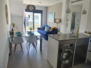 eine Küche und ein Wohnzimmer mit einer Waschmaschine in der Unterkunft Casa LeLa met dakterras in Pilar de la Horadada