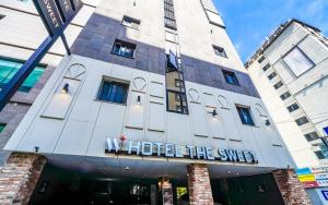 釜山的住宿－Hotel the Sweet，一座建筑,上面有标志,上面写着我的酒店,