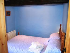 Un pat sau paturi într-o cameră la Blease Cottage