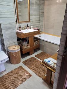 La salle de bains est pourvue d'un lavabo, d'une baignoire et de toilettes. dans l'établissement Art House, à Floreşti