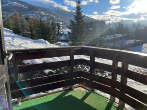 Elle comprend un balcon offrant une vue sur une montagne enneigée. dans l'établissement Serre Chevalier Chantemerle Appartement pour 4 personnes, Résidence les Mélèzes, à Saint-Chaffrey