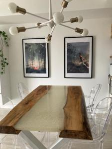 een eetkamer met een houten tafel met stoelen bij Le Haven in MSA in Beaupré