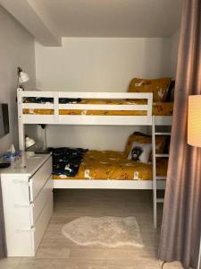 een slaapkamer met 2 stapelbedden en een bureau bij Le Haven in MSA in Beaupré