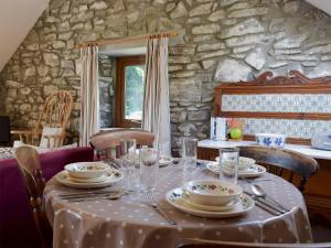 a table with plates and glasses on top of it at The Granary - Hw7187 in Henrys Moat