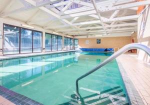 una gran piscina cubierta con un billar alfabeto de arhaarararhaarythonithonon en Bayside Resort, Ascend Hotel Collection en Parksville