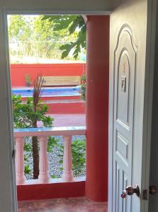uma porta que dá acesso a um quarto com uma varanda em Villa KIKI Ensenada em Punta Rucia