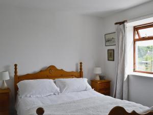 1 dormitorio con 1 cama con sábanas blancas y ventana en Endeavours End, en Gatehouse of Fleet