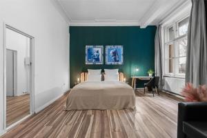 a bedroom with a bed and a green wall at Holiday 33 Apartment K next to Alexanderplatz in Berlin