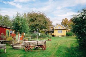 a wooden cart in the yard of a house at STF Lugnåsberget Ekohotell in Mariestad