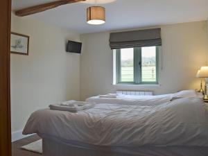 een slaapkamer met een bed met handdoeken erop bij Wagtail Cottage in Foxton