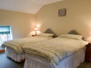 two beds sitting next to each other in a bedroom at West Boundary Farm Cottage 2 in Pilling