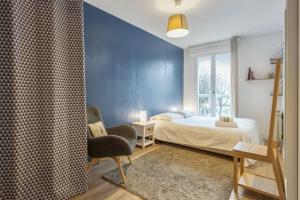 里昂的住宿－Cosy flat in Monplaisir district in Lyon - Welkeys，一间卧室设有一张床和一个窗口