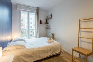 um quarto com uma cama e uma janela em Cosy flat in Monplaisir district in Lyon - Welkeys em Lyon