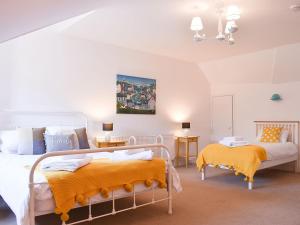 - une chambre avec 2 lits et des couvertures jaunes dans l'établissement Scarborough Esplanade, à Scarborough