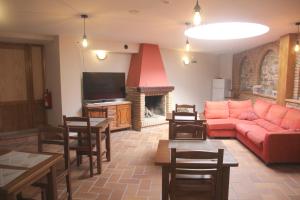 Televízia a/alebo spoločenská miestnosť v ubytovaní Hostal Rural 18 de Abril