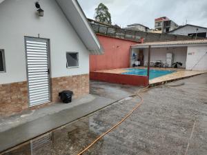 a house with a swimming pool in a yard at Chalé Arizona in São Roque