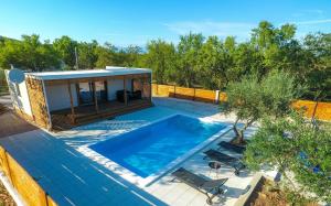 une petite maison avec une piscine dans l'arrière-cour dans l'établissement MY DALMATIA - Holiday home Relax with private pool, à Sveti Filip i Jakov