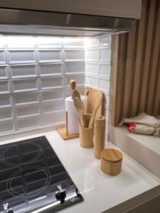 cocina con armarios blancos y fogones en Flat Beira Mar Boa Viagem- Beach Class Internacional en Recife