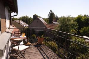 einen Balkon mit einem Tisch und Stühlen auf einer Terrasse in der Unterkunft Charmante, großzügige Ferienwohnung Villa Fleurie in Bretten