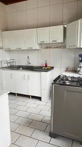Virtuvė arba virtuvėlė apgyvendinimo įstaigoje Hostel Lua Nova