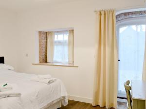 a bedroom with a bed and a window at Waggoners Ban in North Willingham