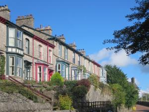 uma fila de casas ao lado de uma rua em Beech Hill em Burneside