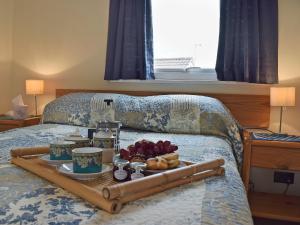 Ένα ή περισσότερα κρεβάτια σε δωμάτιο στο Bracelet Cottage