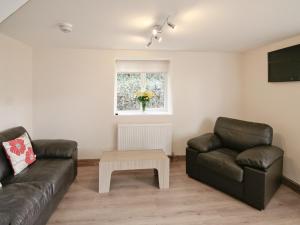 a living room with a couch and a table at Barn Cottage - E5560 in Winthorpe