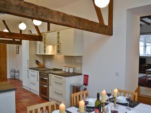 Een keuken of kitchenette bij The Grooms Cottage