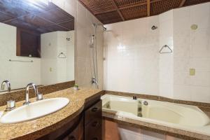 een badkamer met een wastafel en een bad bij 3Qts c/ Workstation e Garagem | NSC 1344/502 in Rio de Janeiro