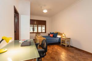 Habitación pequeña con cama y escritorio. en 3Qts c/ Workstation e Garagem | NSC 1344/502, en Río de Janeiro