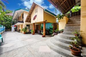 um edifício com escadas e plantas em frente em White Shamrock Beach Hotel em Boracay
