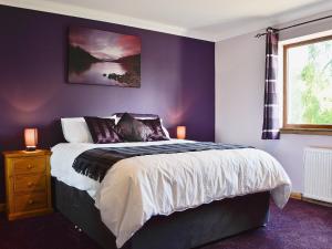 GairlochyにあるCoire Liathのベッドルーム1室(紫の壁のベッド1台、窓付)
