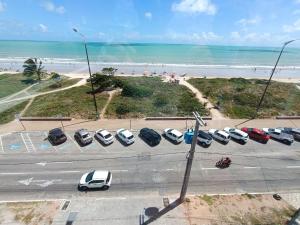 uma vista aérea de um parque de estacionamento na praia em Paradise Beach Flat - Pé na Areia Bessa em João Pessoa