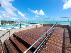 uma varanda com piscina num navio de cruzeiro em Paradise Beach Flat - Pé na Areia Bessa em João Pessoa