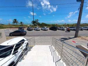 um parque de estacionamento com um monte de carros estacionados em Paradise Beach Flat - Pé na Areia Bessa em João Pessoa