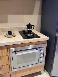 A cozinha ou kitchenette de Flat novo no Eco Resort