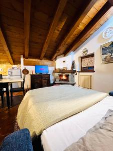 1 dormitorio con cama, mesa y chimenea en Maison Mont-Blanc, en La Salle
