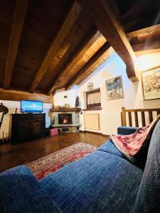 ラ・サルにあるMaison Mont-Blancのソファとテレビのあるリビングルーム